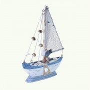 Barca in legno con vela a rete e gabbiano
